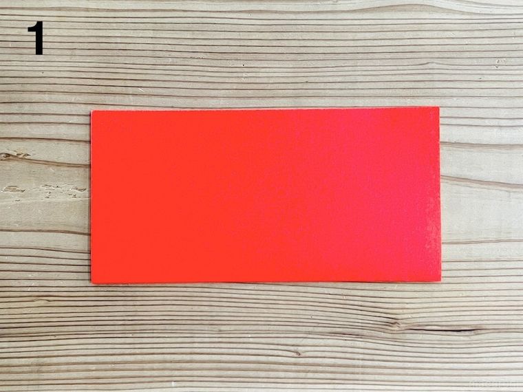 赤い折り紙を半分に折った様子