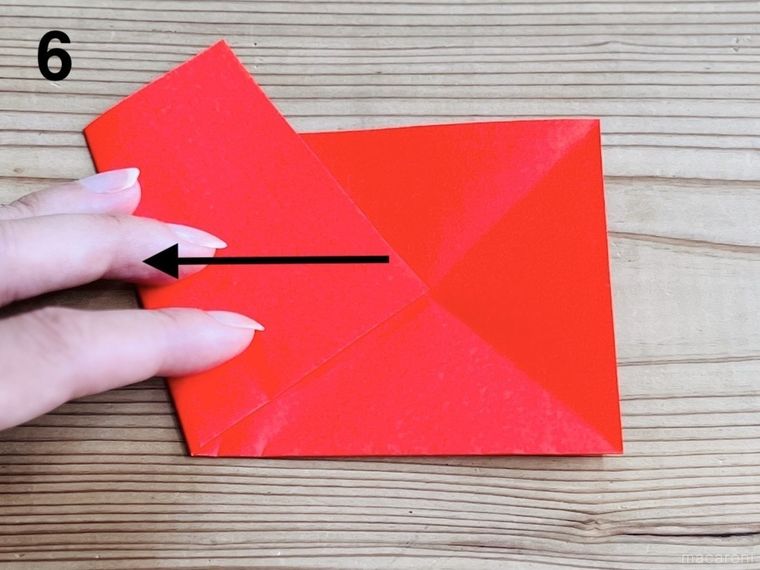 赤い折り紙で星形の小物入れを作っている様子
