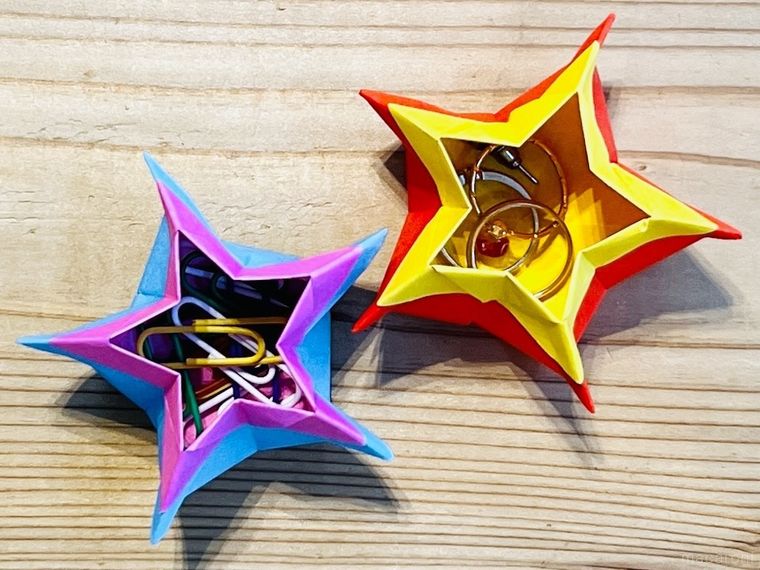 折り紙で作った星形の小物入れにクリップとアクセサリーを入れた様子