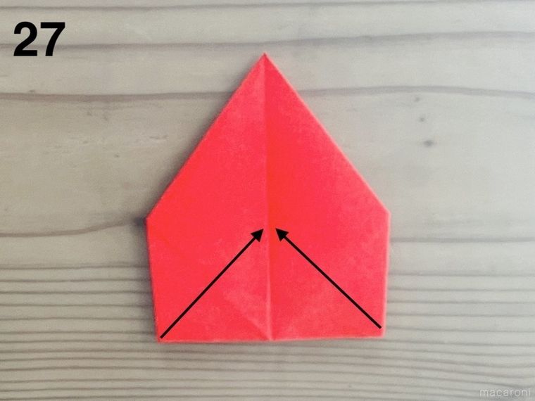 赤い折り紙で星形の小物入れを作っている様子