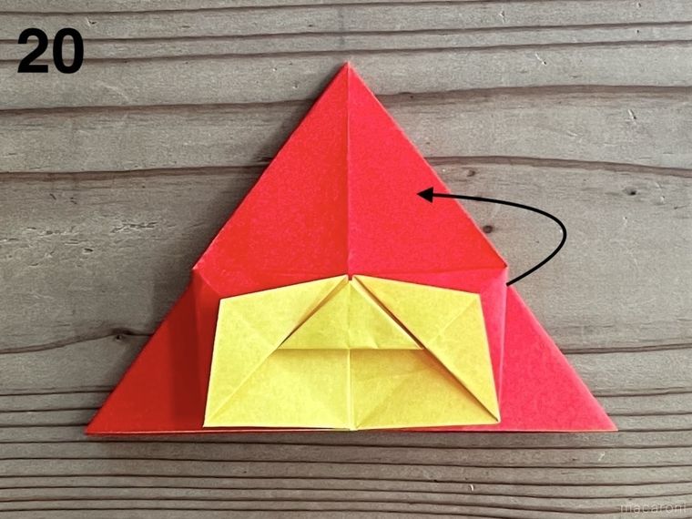 赤い折り紙で星形の小物入れを作っている様子