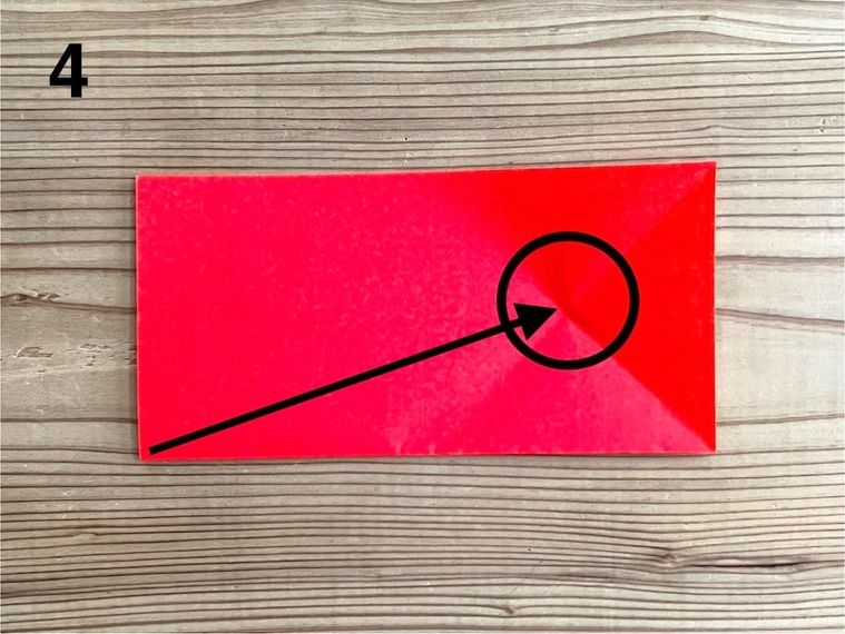 赤い折り紙を半分に折った様子