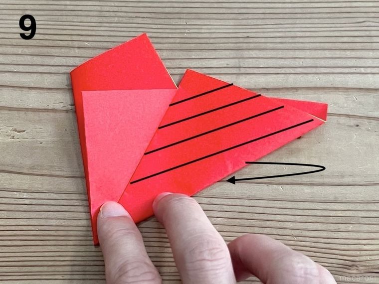 赤い折り紙で星形の小物入れを作っている様子