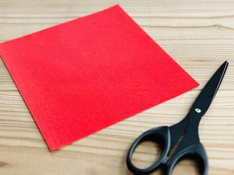 赤い折り紙とハサミ