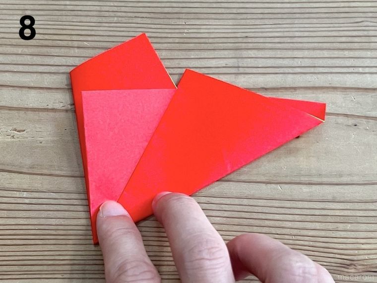 赤い折り紙で星形の小物入れを作っている様子