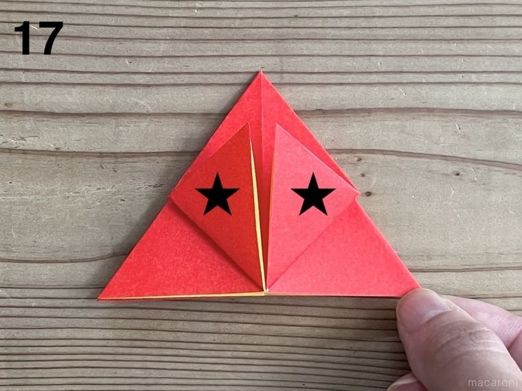 赤い折り紙で星形の小物入れを作っている様子