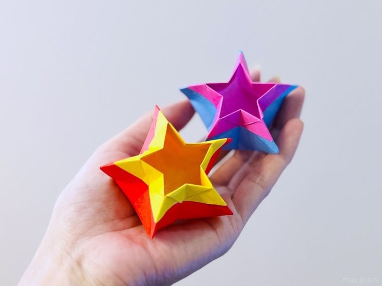 折り紙で作った星形の小物入れを手のひらにのせた様子