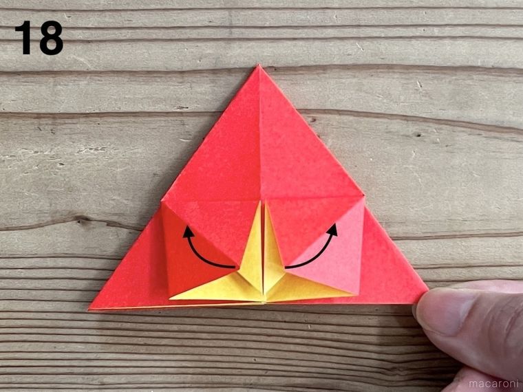 赤い折り紙で星形の小物入れを作っている様子