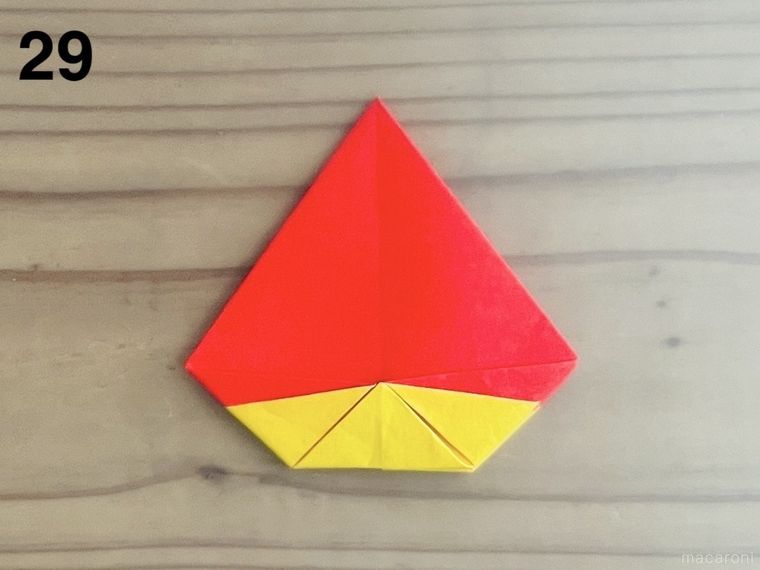 赤い折り紙で星形の小物入れを作っている様子