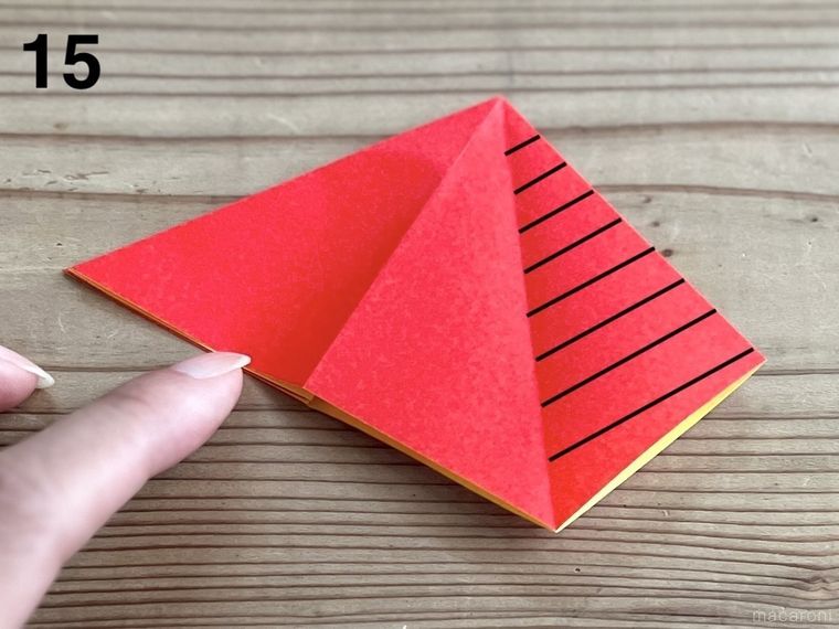 赤い折り紙で星形の小物入れを作っている様子