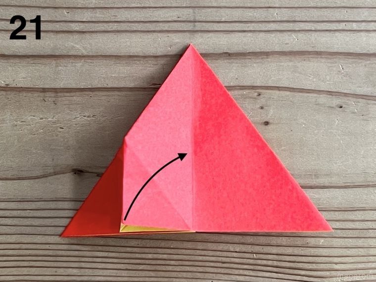 赤い折り紙で星形の小物入れを作っている様子