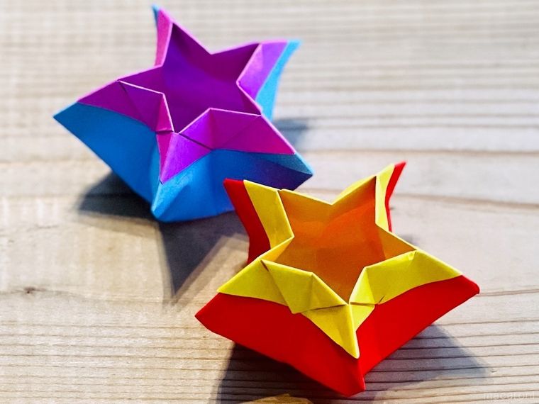 折り紙でできた星形の小物入れ2つ