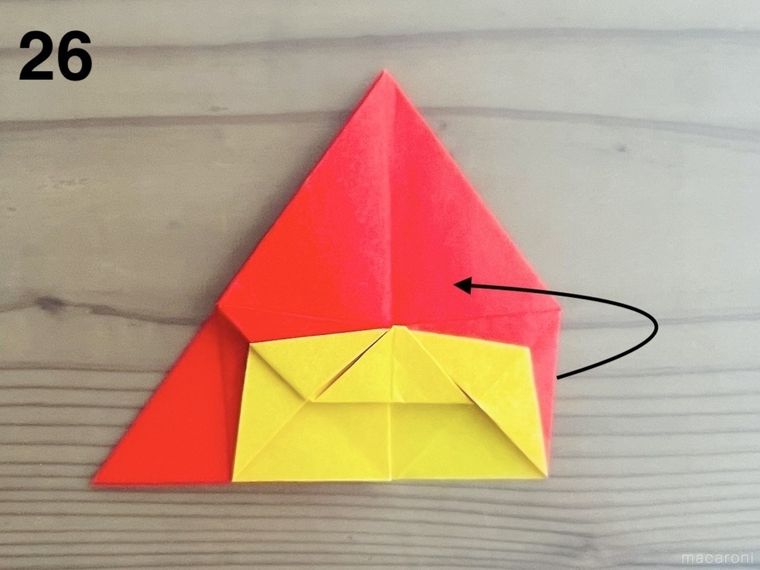 赤い折り紙で星形の小物入れを作っている様子