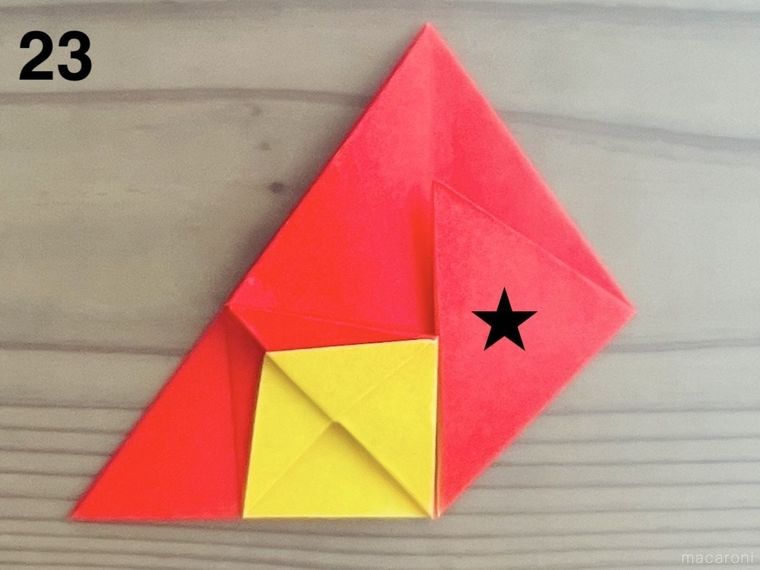 赤い折り紙で星形の小物入れを作っている様子
