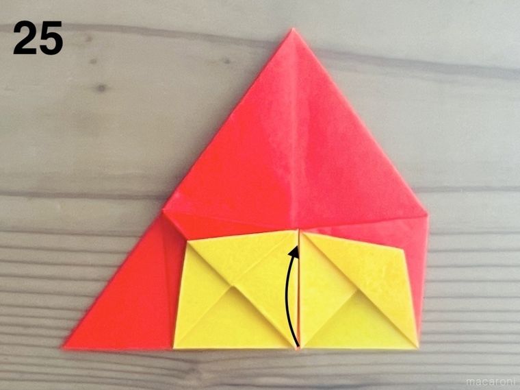 赤い折り紙で星形の小物入れを作っている様子