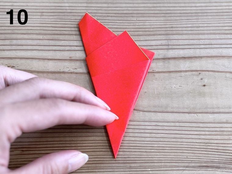 赤い折り紙で星形の小物入れを作っている様子