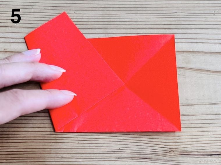 赤い折り紙で星形の小物入れを作っている様子