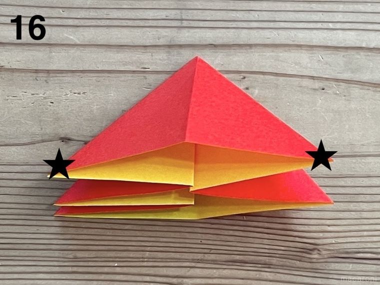 赤い折り紙で星形の小物入れを作っている様子