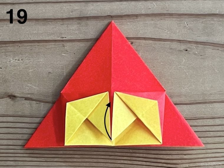 赤い折り紙で星形の小物入れを作っている様子