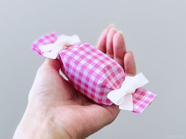折り紙で作ったキャンディボックスを手のひらにのせている様子