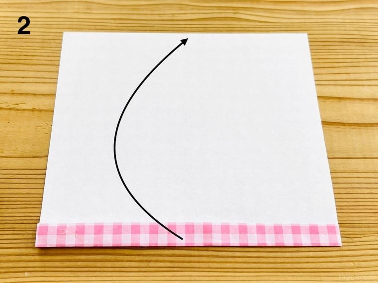 折り紙の端を1cmほど折った様子
