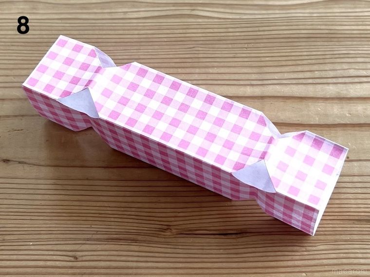折り紙でキャンディボックスを作っている様子