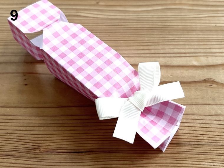 折り紙でキャンディボックスを作っている様子