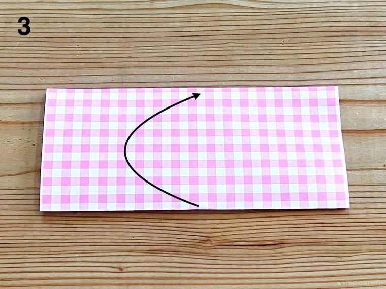 折り紙を半分に折った様子