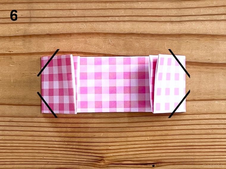 長方形に折った折り紙の両端を畳んだ様子