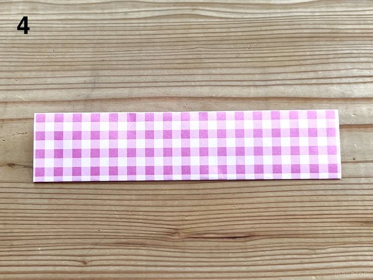 折り紙を長方形に折った様子