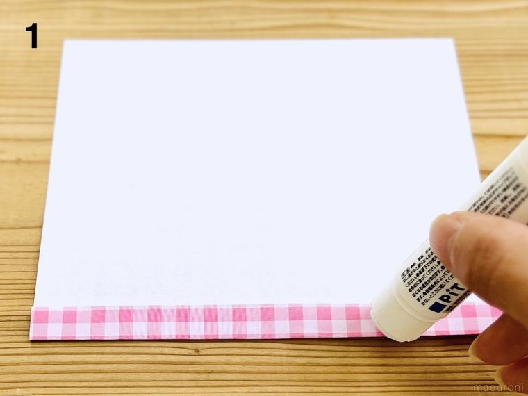 折り紙にのりを塗っている様子