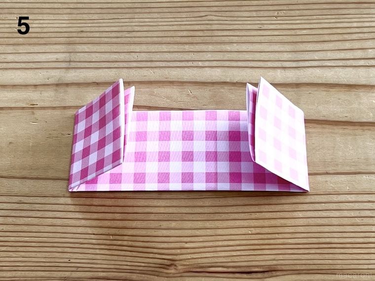 長方形に折った折り紙の両端を畳んだ様子