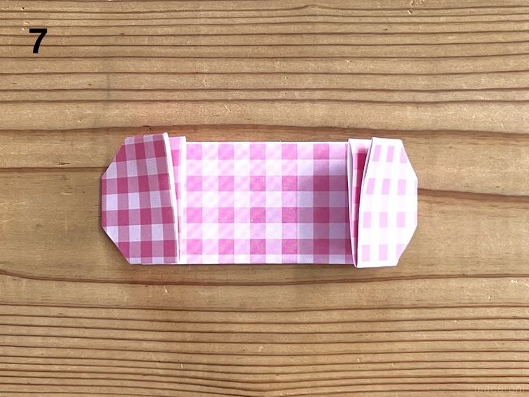 折り紙でキャンディボックスを作っている様子