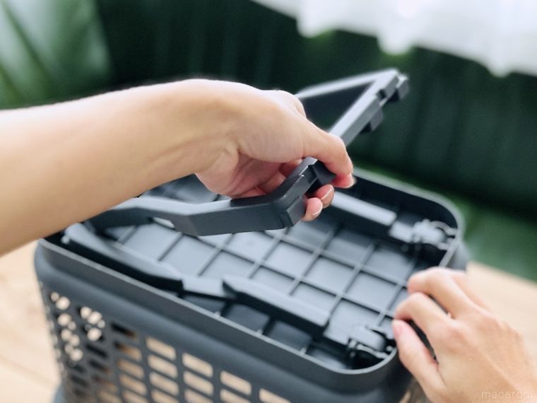 ダイソー高さが変えられるバスケットのスタンドを引き出している様子