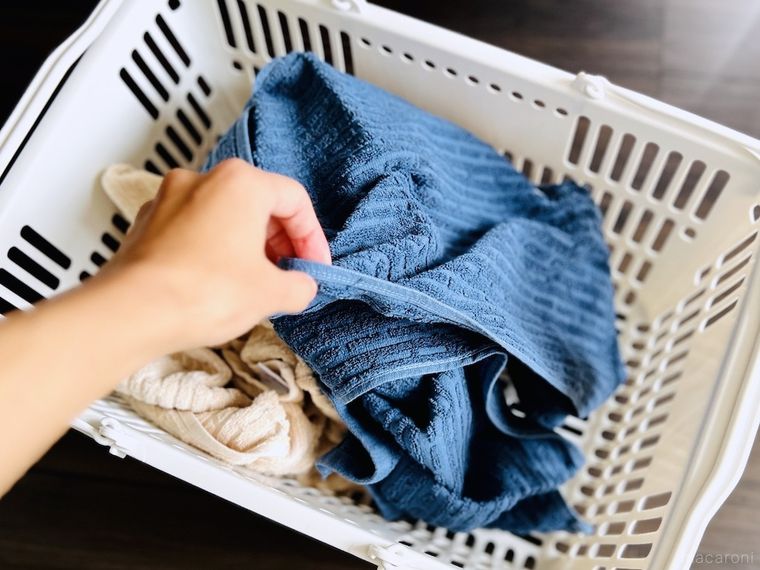 バスケットからタオルを取り出している様子