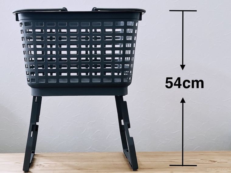 ダイソー高さが変えられるバスケットのスタンドを立てた様子