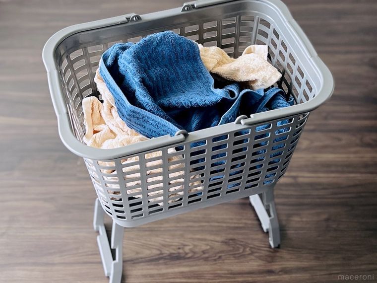 ダイソーの高さが変えられるバスケットに洗濯物を入れた様子