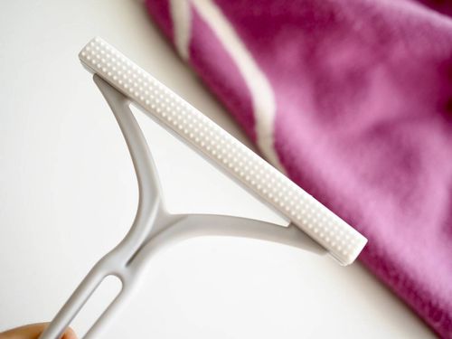 電動より毛玉が取れる SNSで話題のダイソーエチケットブラシを徹底検証