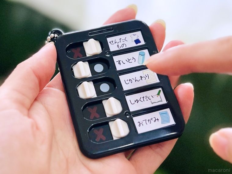 ダイソーのキーホルダーチェッカーを使っている様子