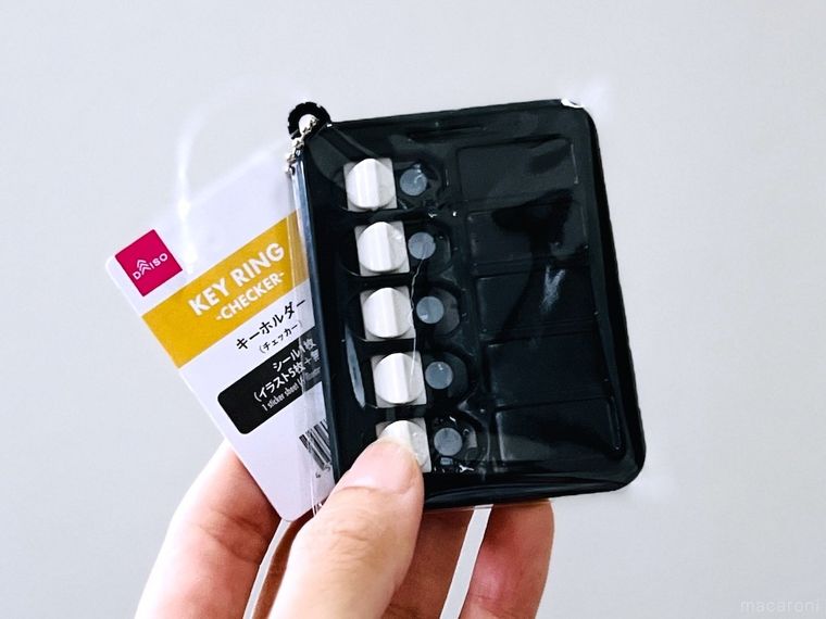 ダイソーキーホルダーチェッカーを手で持っている様子