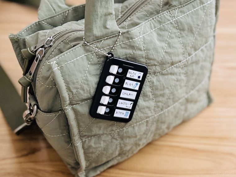 ダイソーのキーホルダーチェッカーをバッグに付けた様子