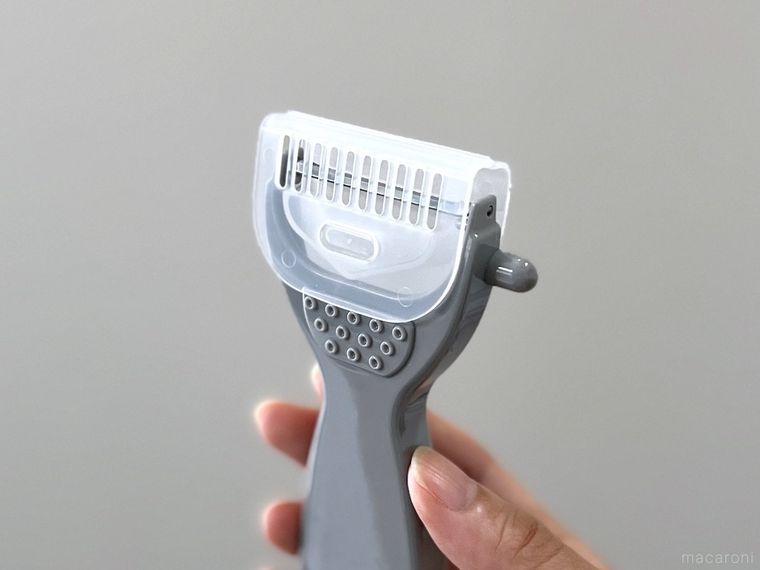 ピーラーに、ダイソーのピーラー用 カバーキャップを取り付けた様子