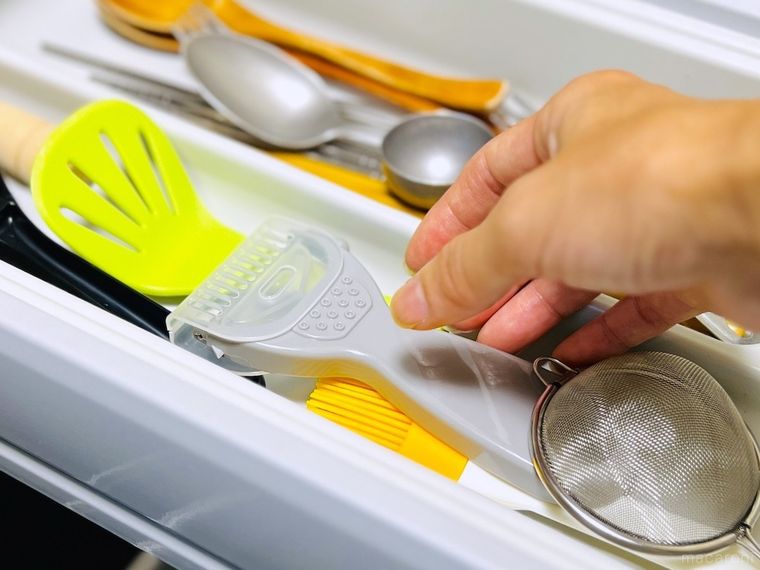 ピーラーを引き出しから取り出そうとしている様子