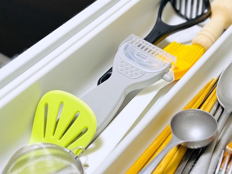 カバーキャップを付けたピーラーを引き出しに収納した様子