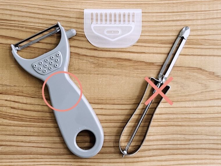 2種類のピーラーと、ダイソーのピーラー用 カバーキャップ