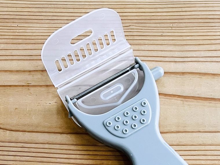 ダイソーのピーラー用 カバーキャップにピーラーを置いた様子