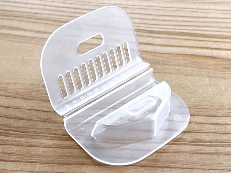 ダイソーのピーラー用 カバーキャップをパッケージから出した様子