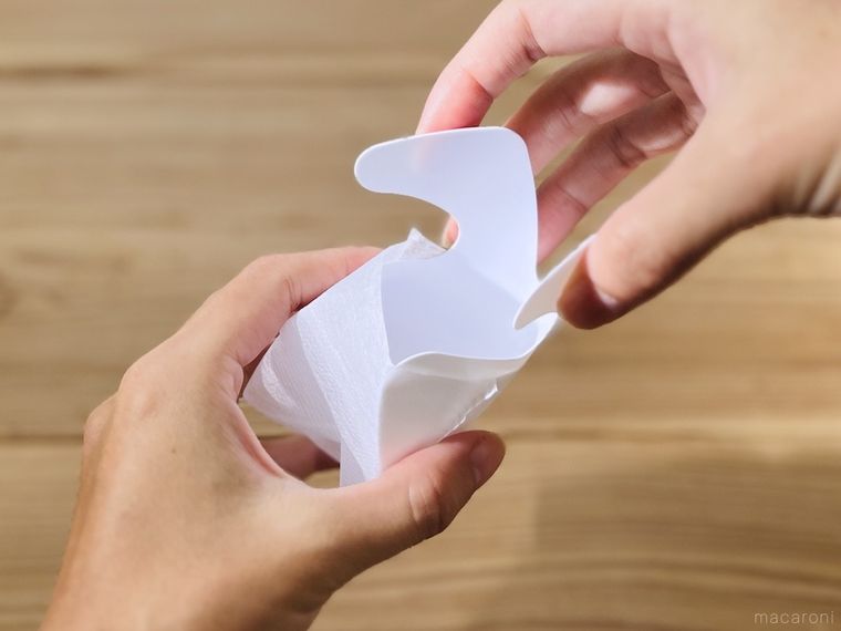 ダイソーのお茶パックホルダーをお茶パックに差し込んでいる様子