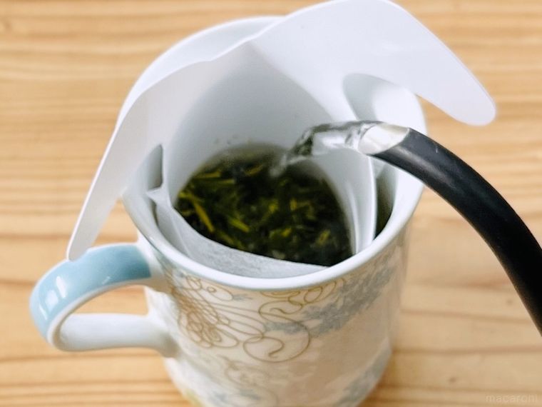 茶葉が入ったお茶パックにお湯をそそいでいる様子