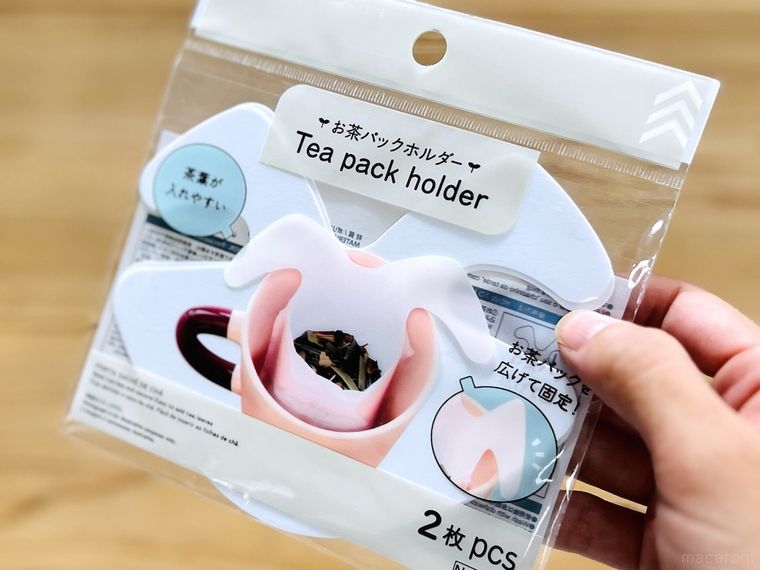 ダイソーのお茶パックホルダーを手で持っている様子